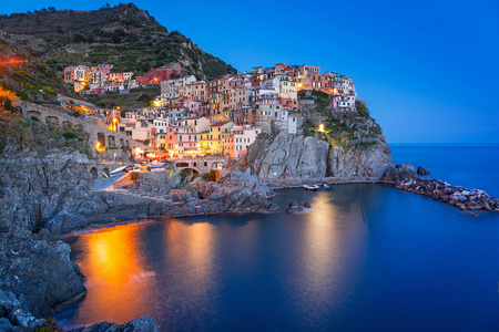 Manarola 镇海岸的利古里亚海的黄昏