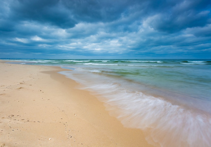 美丽的景色在波罗的海砂质海岸拍到中间的一天