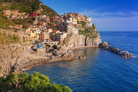 在利古里亚海的 Manarola 镇