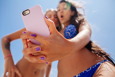 自拍照智能手机女孩海滩
