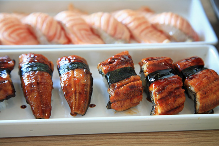 鳗鲡和三文鱼寿司