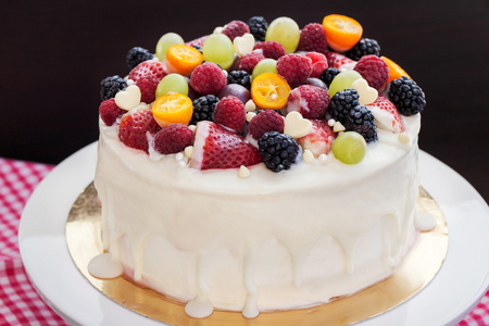 白巧克力蛋糕装饰着新鲜浆果和水果