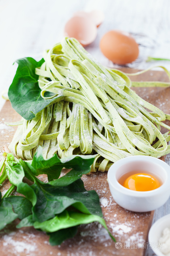 菠菜叶与面条
