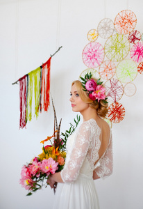 新娘长满鲜花在她的头发和明亮的花束