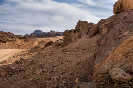 在埃及沙漠中的岩石山丘
