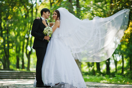 年轻的美丽婚礼夫妇与大婚纱