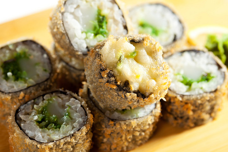 日本料理炸做寿司卷