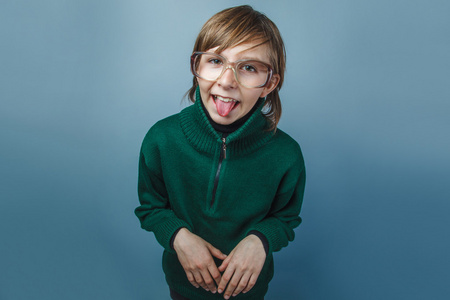 欧洲人的小男孩的眼镜展示舌头上十年