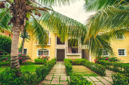 在多米尼加共和国，自己的游泳池的豪华别墅。与美丽的花园的加勒比海度假胜地。花间古典西班牙房子