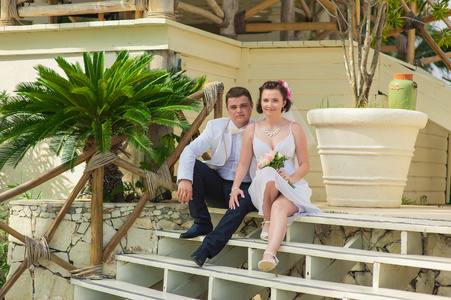 爱的年轻夫妇在热带海面背景在沙滩上的婚礼
