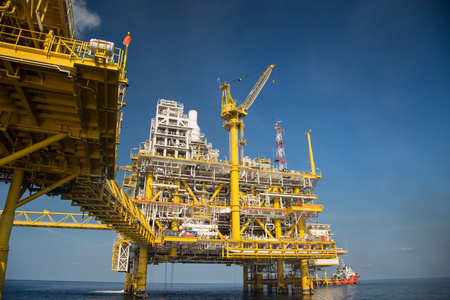 离岸石油和天然气的生产和勘探业务。生产石油和天然气厂和主要施工平台在海上。能源业务