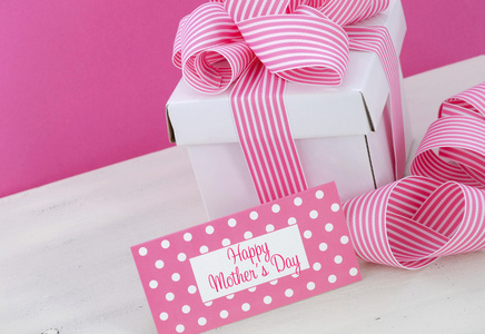 快乐母亲节白色礼品盒用粉红色的丝带