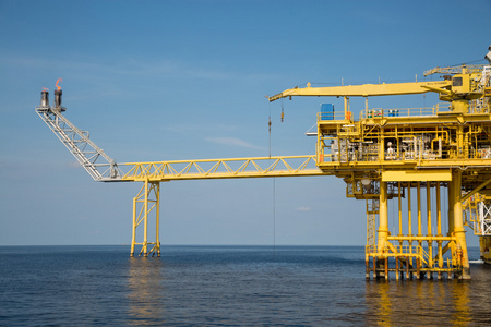离岸石油和天然气的生产和勘探业务。生产石油和天然气厂和主要施工平台在海上。能源业务