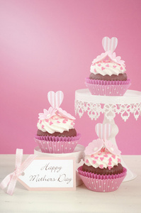 快乐的母亲节粉色和白色蛋糕