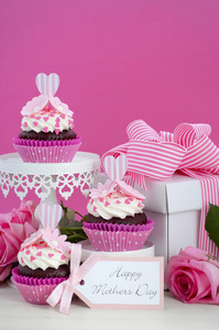 快乐的母亲节粉色和白色蛋糕