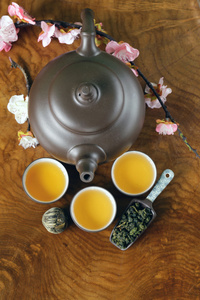 茶具茶壶杯和不同的绿茶