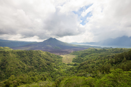 火山在印度尼西亚巴厘岛上的风景