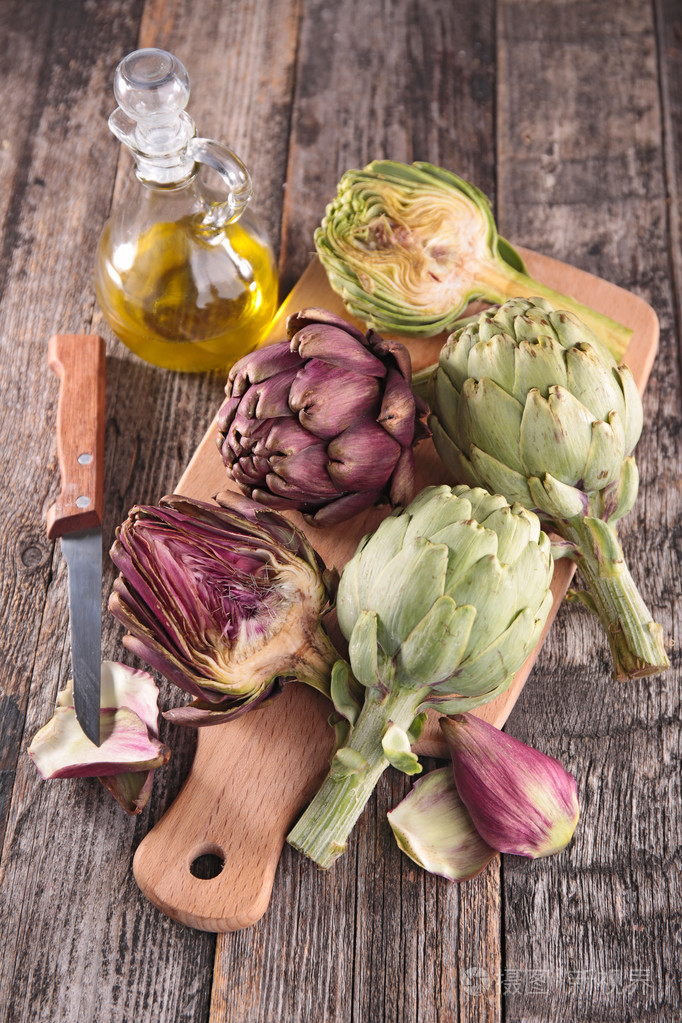 在木板上的朝鲜蓟