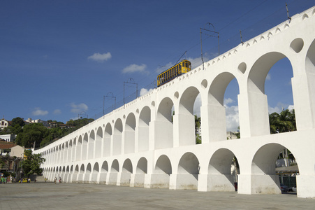 邦德电车火车在输水拱桥拱巴西里约热内卢
