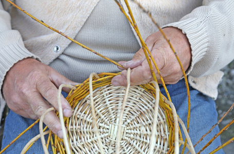 老工匠手创建编织的柳条篮子
