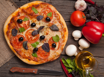 传统的比萨饼玛格丽塔与番茄 辣椒 橄榄和 b