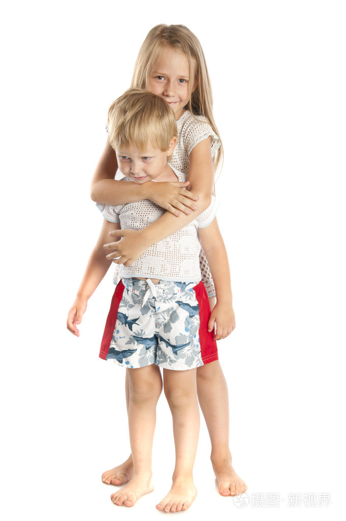 小男孩和女孩拥抱