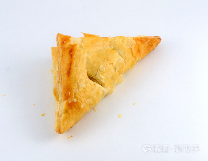 在白色背景上孤立的酥皮糕点三角形
