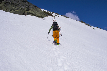 雪覆盖上山徒步旅行的人