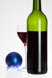 葡萄酒杯和瓶红酒