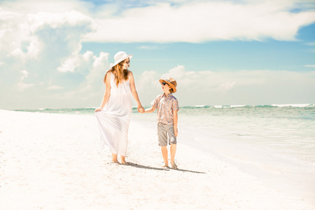 快乐美丽的母亲和儿子享受海滩时间