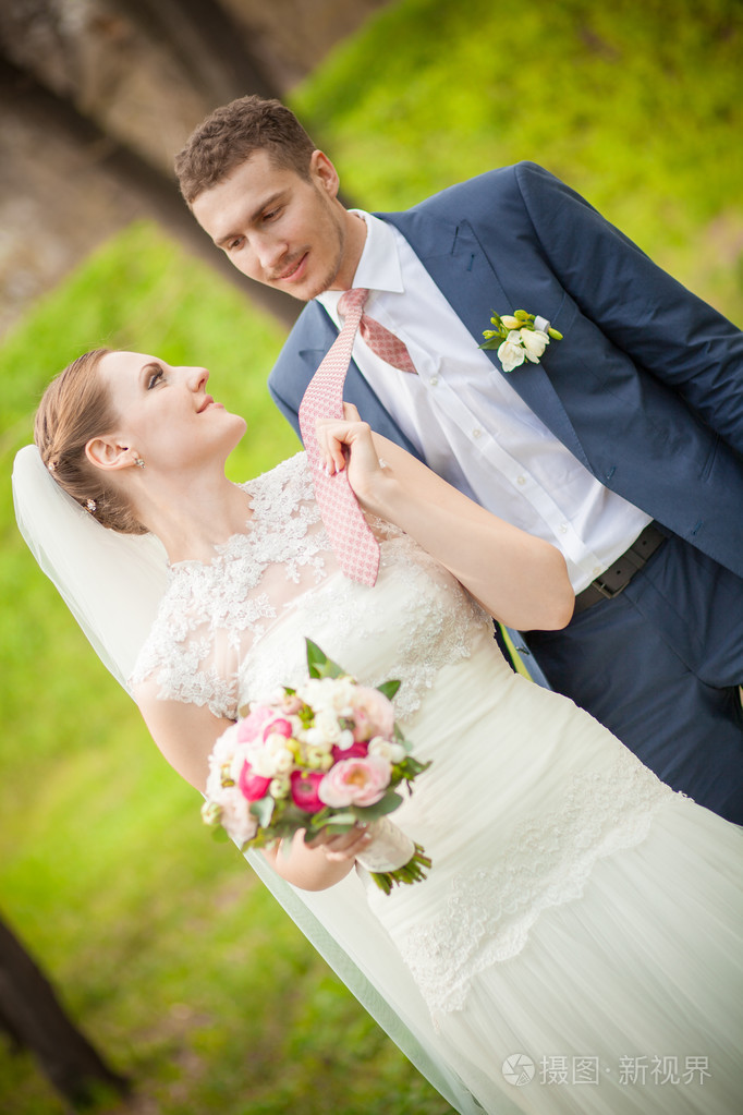 幸福,新娘,新郎吻照片-正版商用图片1iycd2-摄图新视界