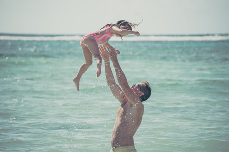 父亲和女儿在海洋