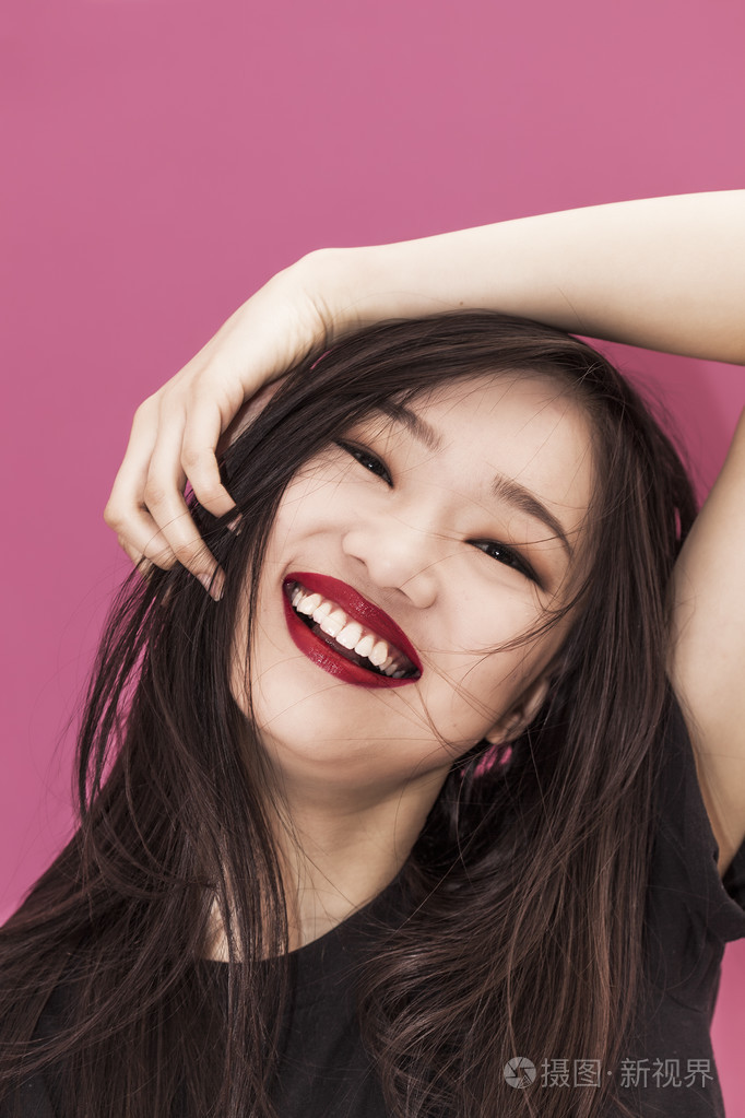 美丽的中国女孩肖像微笑和戴着红色的唇膏