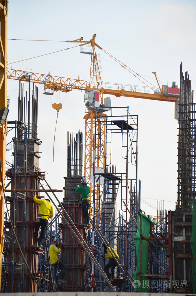 生成器与机械建筑施工工地的工人照片-正版商用图片1iyi5u-摄图新视界