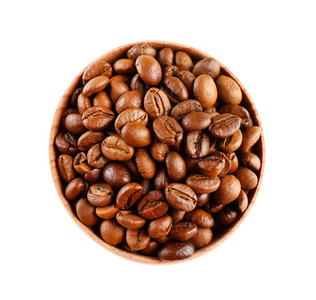 咖啡豆在小碗上白色孤立