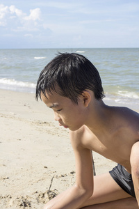 亚洲泰国男孩玩沙子