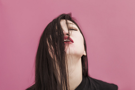 美丽的女孩肖像与凌乱的头发特写照片