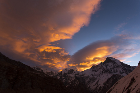 Machhapuchchhre 山日落鱼尾巴在英语中的视图