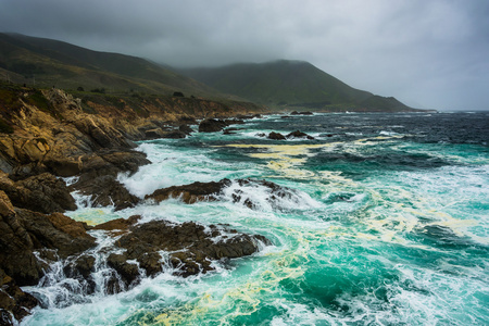 岩石的太平洋海岸，在 Garrapata 国家公园，公司可以的视图