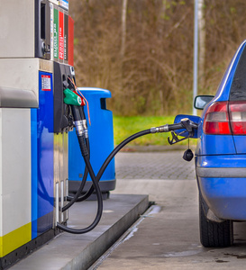 蓝色的车加油图片-蓝色的车加油素材-蓝色的车加油插画-摄图新视界