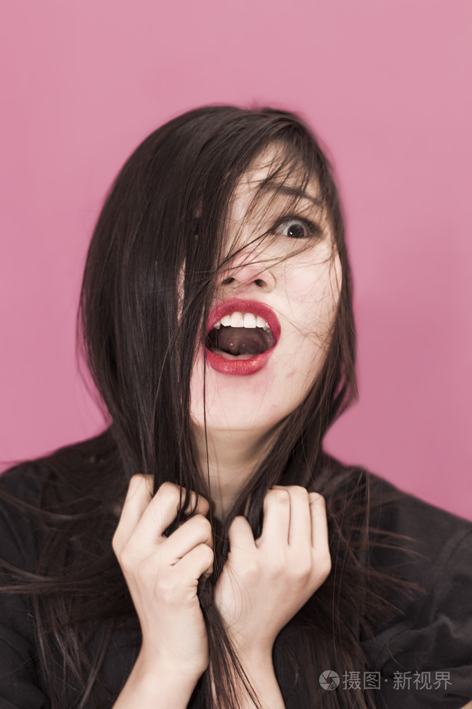 受惊的女孩肖像与凌乱的头发