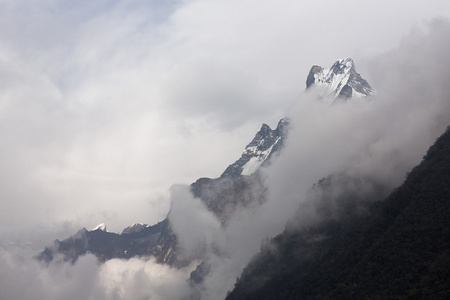 白云在 Machhapuchchhre 山鱼尾巴用英语