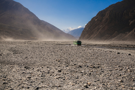 孤独的巴士试图到达他们的目的地。与道的困难。如画的风景，在尼泊尔的安纳布尔纳山的道路上。安纳布尔纳徒步路径