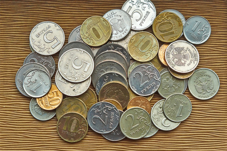 溢出到桌子上的俄罗斯硬币