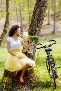 美丽的年轻女子，与一辆单车在自然