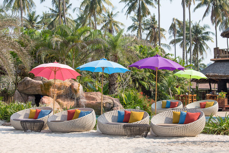 游泳池和一个热带花园，泰国沙滩椅