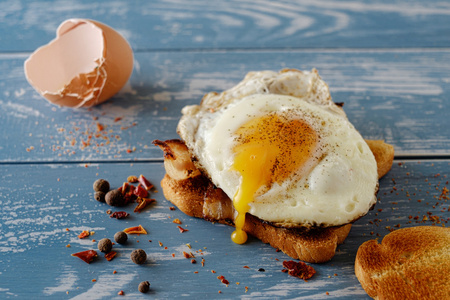 早餐煎的鸡蛋和培根三明治