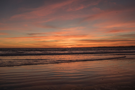 在海滩上美丽的夕阳