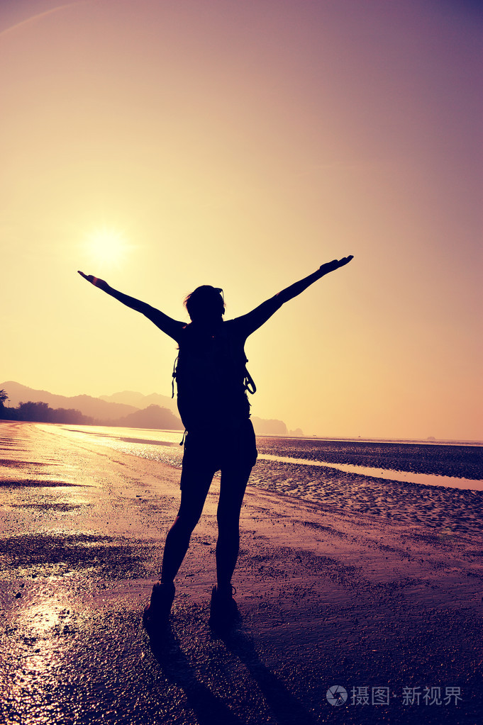 张开双臂欢呼女人