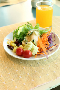 健康早餐套餐 新鲜的蔬菜沙拉和橙汁